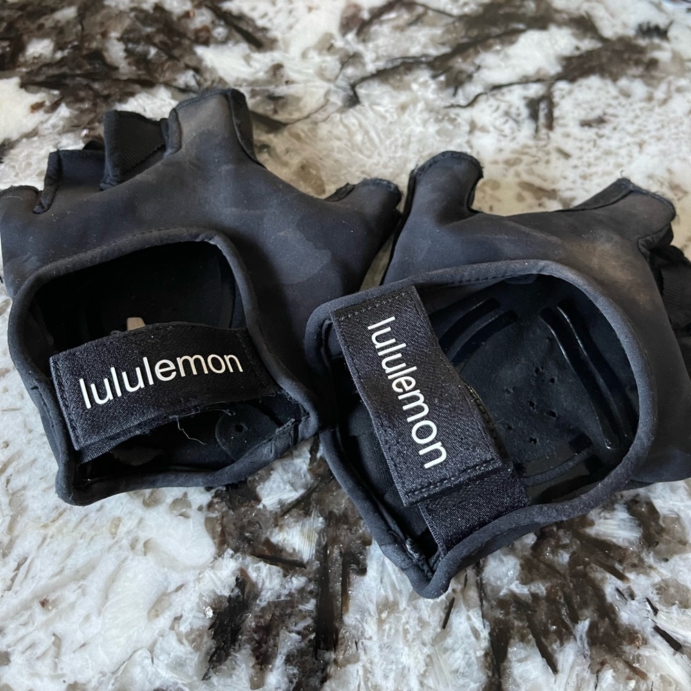 Lululemon woman’s black workout gloves.